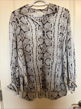 Violet & Claire Women's Snake Print Button-Down Blouse - Beige/Black